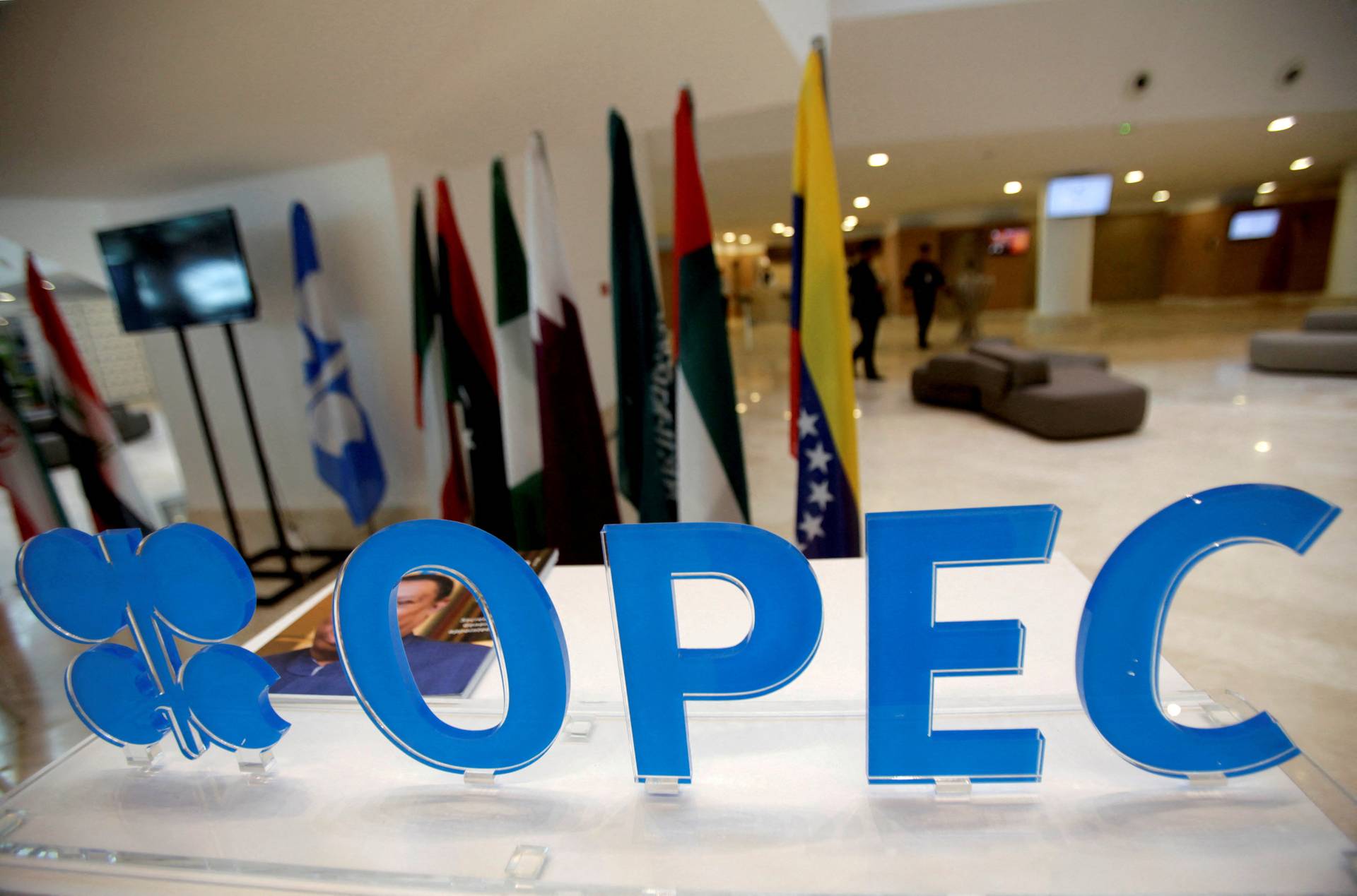 OPEC+｜俄罗斯及沙特等产油国：减产逾160万桶至年底