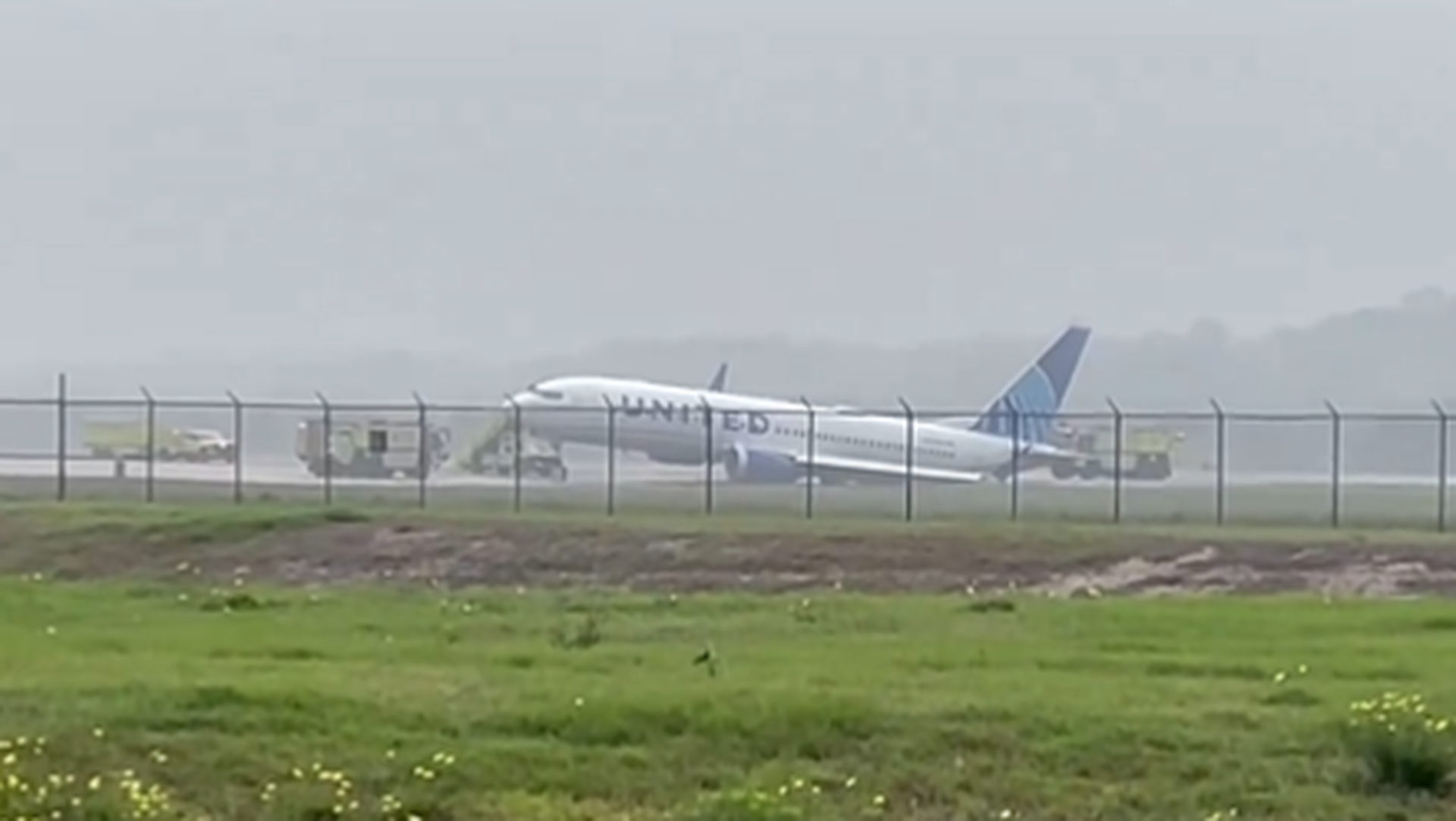 联合航空波音737 MAX 8客机降落后滑出跑道　全机疏散